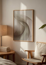 Wandbild mit wellenförmigen abstrakten Formen und transluzenten Schichten in Beige, Sand, Taupe und Elfenbein, mit weicher ausgewogener Komposition im abstrakten Stil auf hellem Grund. Erhältlich auf kudeko.com