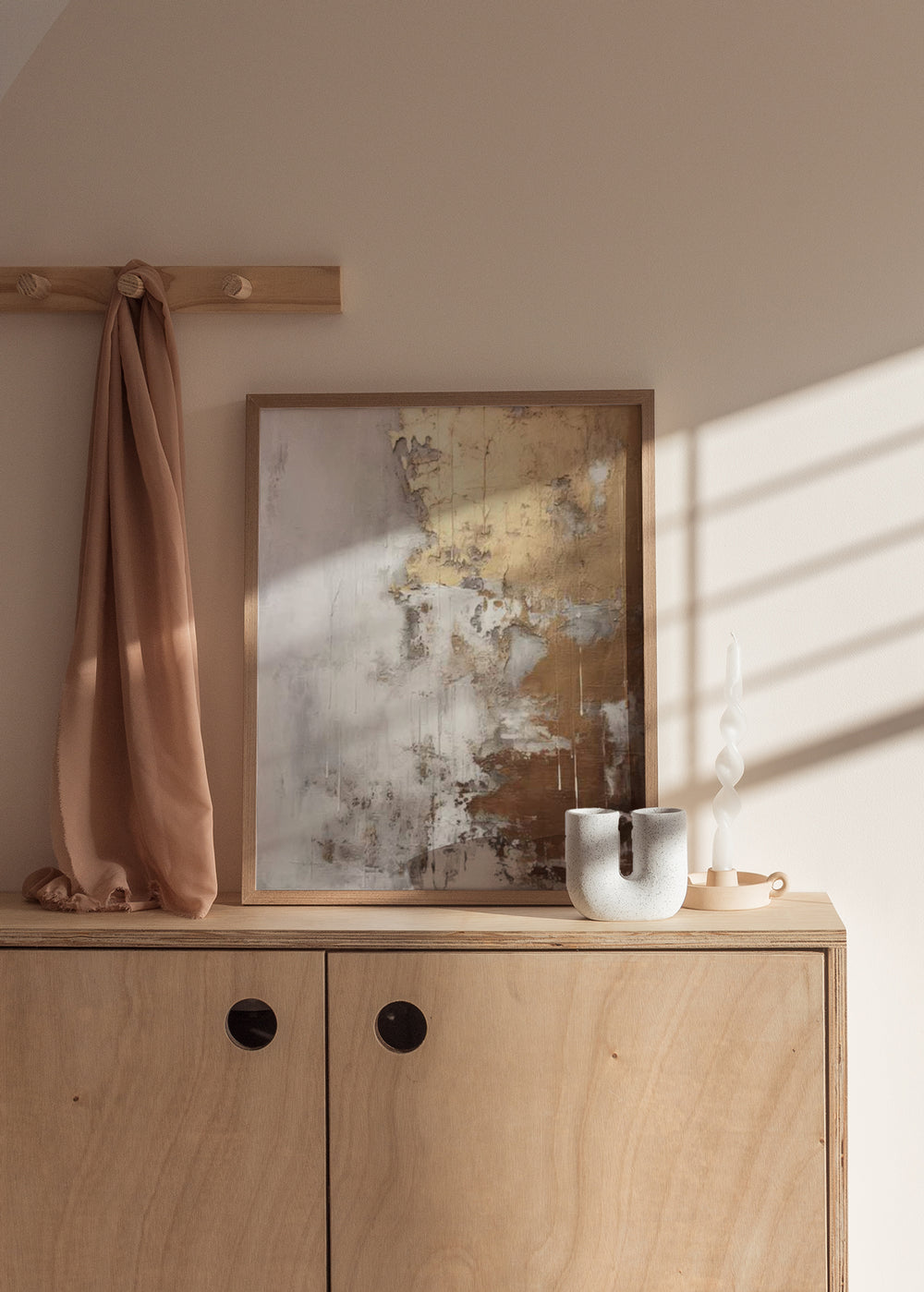 Tableau avec composition abstraite en doré, beige, blanc cassé et brun, textures irrégulières, contrastes doux et style contemporain pour une décoration murale raffinée. Disponible sur kudeko.com