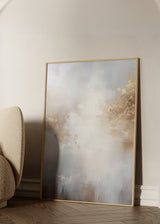 Quadro abstrato com composição etérea em branco, bege, cinza pérola e dourado, texturas suaves, formas difusas e estilo abstrato luminoso para decoração de parede cuidada. Disponível em kudeko.com