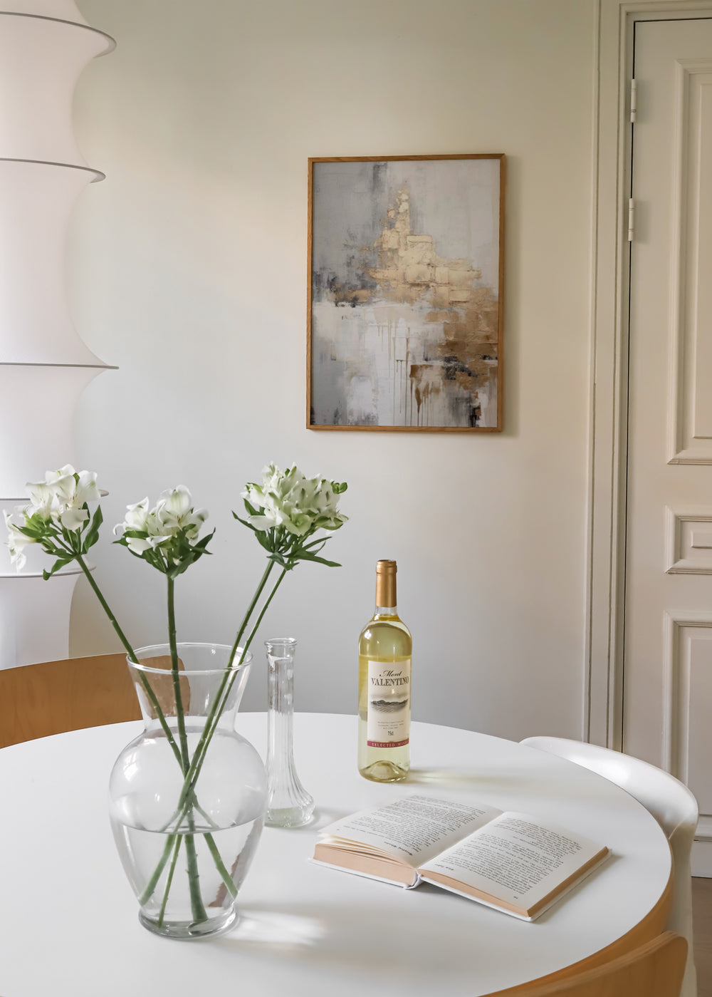 Tableau abstrait encadré avec blocs irréguliers dorés, beige, blanc cassé et gris fumée, textures douces et style contemporain équilibré. Disponible sur kudeko.com