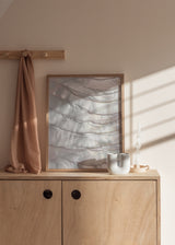 Abstraktes Wandbild mit wellenartigen Perlmutt-Schichten, perlweißen Reflexen, sanftem Grau und rosigen Nuancen in einem klaren zeitgenössischen Stil. Erhältlich auf kudeko.com