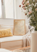 Quadro com composição abstrata, linhas finas difusas, fundo bege creme, nuances suaves de areia e estilo leve de inspiração contemporânea e depurada. Disponível em kudeko.com