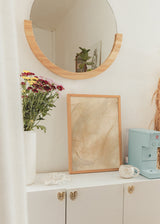 Tableau abstrait encadré avec traits fins, formes diffuses et fond doux en tons crème, beige et sable, dans un style épuré et apaisant. Disponible sur kudeko.com