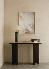 Cuadro decorativo de estilo minimalista y abstracto colocado en salón, composición abstracta en tonos tierra suaves, modelo Ilusión Artística Tierra II