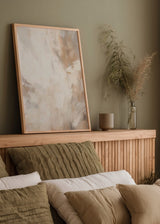 Quadro com composição abstrata em bege, creme, areia e tons terra suaves, com formas difusas, textura subtil e estilo abstrato sereno para uma decoração de parede equilibrada. Disponível em kudeko.com