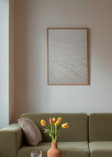 Quadro com linhas pretas fluidas sobre fundo bege claro, composição leve e orgânica, estilo minimalista e tons neutros para decoração de parede. Disponível em kudeko.com