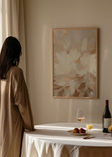Quadro emoldurado com flores suaves em branco, bege, areia e caramelo sobre fundo difuso, com estilo floral delicado e contemporâneo. Disponível em kudeko.com