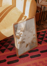 Tableau avec grandes fleurs éthérées en tons crème, blanc cassé, beige et doré doux, dans un style floral délicat et une composition enveloppante. Disponible sur kudeko.com