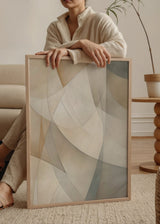Wandbild mit abstrakter Komposition aus transluzenten, überlagerten Kurven in Beige, Perlgrau, Off-White und Graublau, im ausgewogenen geometrischen Stil für helle Wohnräume. Erhältlich auf kudeko.com