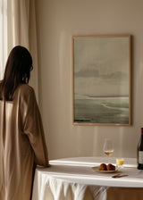 Wandbild mit Seenlandschaft in Graugrün, leichtem Nebel, zarten Bergen, weichem Horizont und natürlichem Landschaftsstil. Erhältlich auf kudeko.com