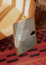 Quadro com composição abstrata de linhas curvas, formas em branco sujo sobrepostas, fundo bege texturado, nuances cinzentas e bloco preto, num estilo contemporâneo depurado. Disponível em kudeko.com