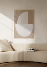 Abstraktes geometrisches Wandbild in Beige und Weiß, mit klarer moderner und dekorativer Ausstrahlung. Erhältlich auf kudeko.com