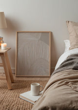 Quadro com formas orgânicas sobrepostas, fundo bege taupe, linhas brancas onduladas e estilo abstrato moderno para decoração de parede. Disponível em kudeko.com