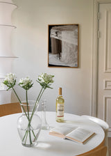 Wandbild mit abstrakter Komposition in Beige, Off-White, Dunkelbraun und Schwarz, überlagerten Formen, hellem Diagonalband und feinen geschwungenen Linien im modernen Stil. Erhältlich auf kudeko.com