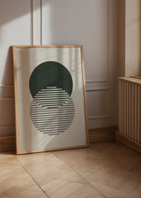 Wandbild mit zwei überlappenden Kreisen in Dunkelgrün und Taupegrau auf beigem Hintergrund, in minimalistischem geometrischem Stil mit klarer ausgewogener Komposition. Erhältlich auf kudeko.com