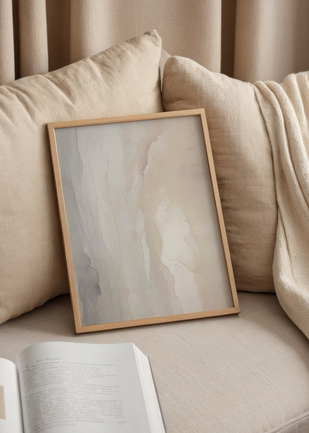 Wandbild mit abstrakter Komposition aus sanften Schichten in Beige, Sand, Elfenbein und Hellgrau, mit diffusen Formen und klarem modernem Stil. Erhältlich auf kudeko.com