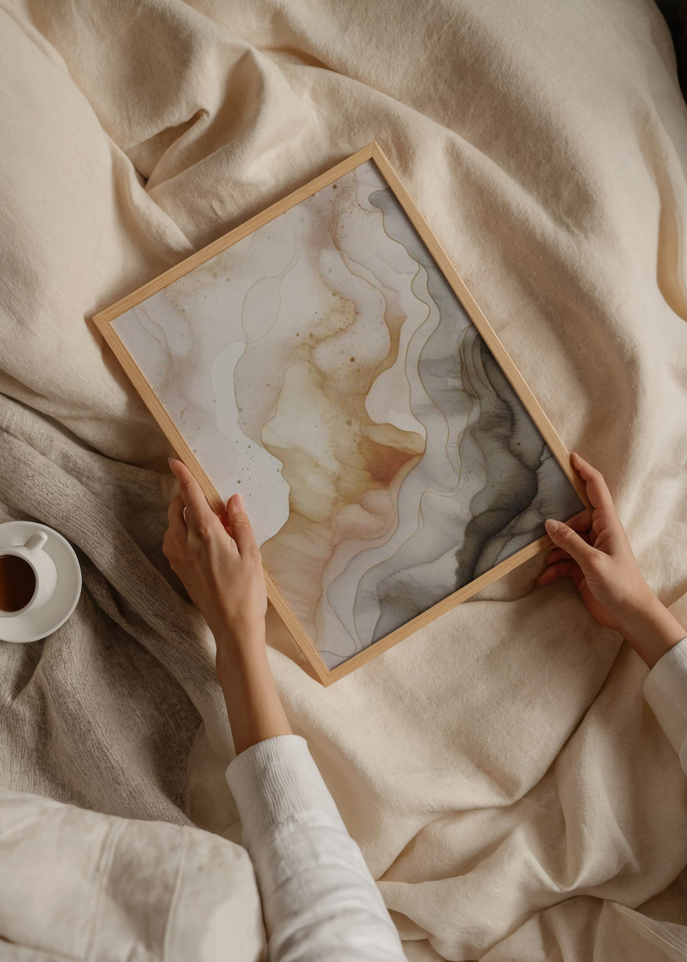 Tableau avec composition abstraite aux formes fluides en beige, sable, gris fumée, blanc cassé et tons terre, dans un style abstrait pour décoration murale intérieure. Disponible sur kudeko.com