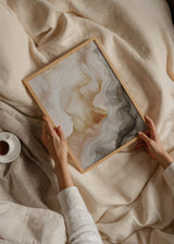 Wandbild mit abstrakter Komposition aus fließenden Formen in Beige, Sand, Rauchgrau, Off-White und Erdtönen, im abstrakten Stil für eine stilvolle Wandgestaltung im Innenraum. Erhältlich auf kudeko.com