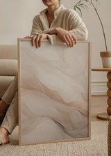 Quadro com formas onduladas translúcidas em bege, creme, areia e cinzento fumado, composição abstrata suave de estilo depurado para uma decoração de parede serena. Disponível em kudeko.com