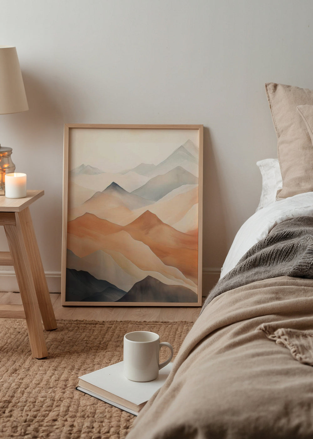 Cuadro decorativo de estilo minimalista y abstracto colocado en salón, paisaje de montañas en acuarela bronce, modelo Montañas Bronze Watercolor II