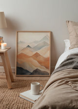 Wandbild mit übereinanderliegenden Bergen in Terrakotta, Beige, Creme, Blaugrau und Anthrazit, mit leichtem Nebel und Landschaftsstil, für eine ruhige Wandgestaltung. Erhältlich auf kudeko.com