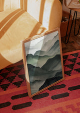 Wandbild mit verschwommenen Bergen im Nebel, mit Schichten in Salbeigrün, sanftem Grau, Elfenbein und Anthrazit, im Natur- und Landschaftsstil. Erhältlich auf kudeko.com