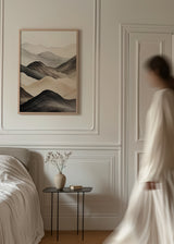 Quadro com montanhas sobrepostas em tons marfim, bege, cinzento fumo e preto, com composição suave, profundidade visual e estilo natureza e paisagem depurado. Disponível em kudeko.com