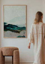 Wandbild mit abstrakter Landschaft, diffusen Bergen, Flächen in Petrolgrün, Türkis, Off-White und dunklen Akzenten, im zeitgenössischen abstrakten Stil. Erhältlich auf kudeko.com