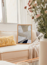 Abstraktes Wandbild mit organischen Formen in Beige, Off-White, sanftem Grau und Schwarz, mit ausgewogener Komposition und zeitgenössischem Stil für eine ruhige Wandgestaltung. Erhältlich auf kudeko.com