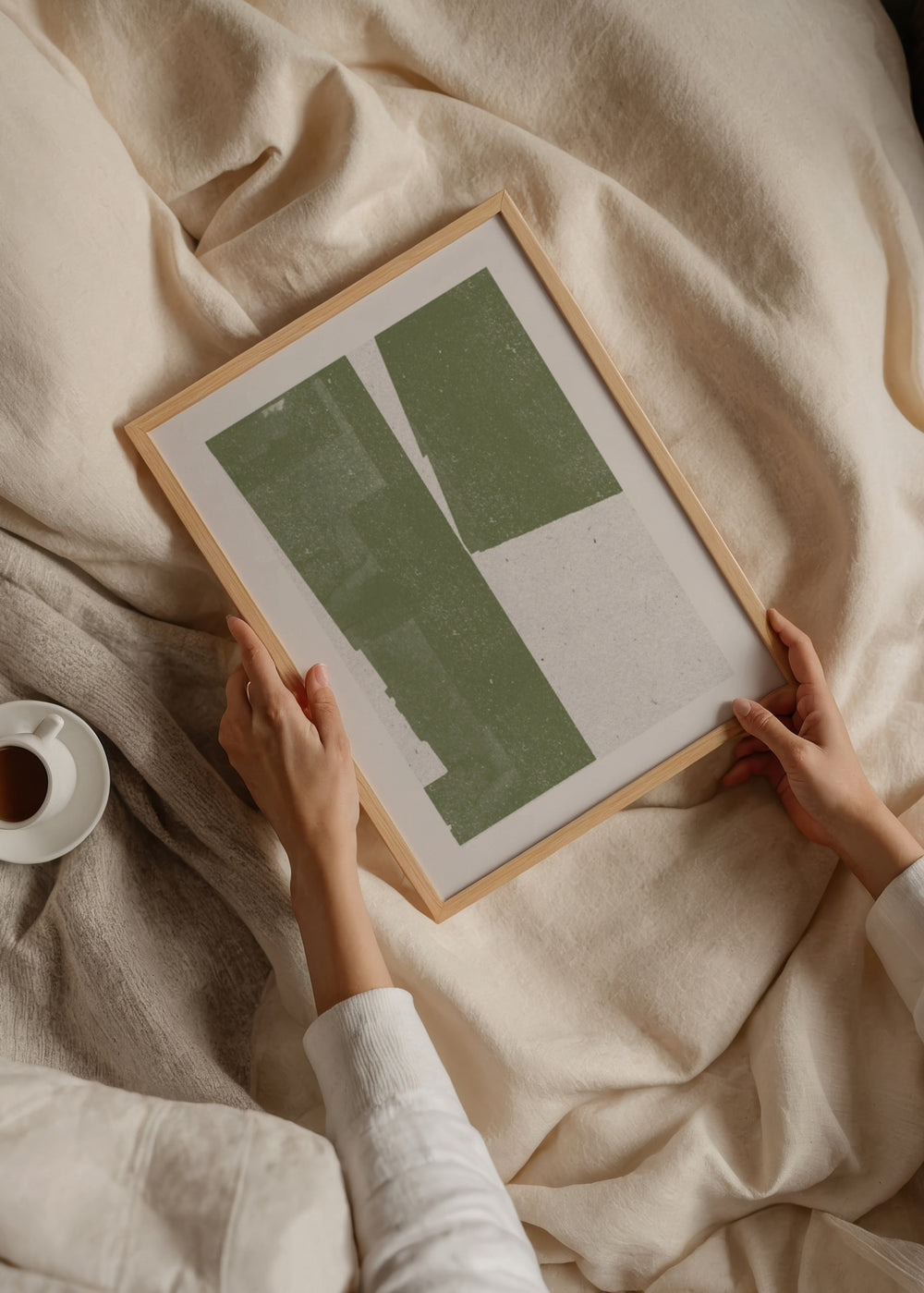 Quadro emoldurado com composição geométrica de blocos rectangulares em verde sálvia sobre fundo bege claro, com estilo equilibrado, suave e contemporâneo. Disponível em kudeko.com