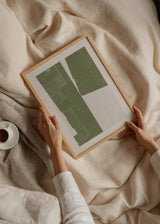 Cuadro decorativo de estilo minimalista y abstracto colocado en salón, composición geométrica en verde salvia, modelo Muted Geometrics