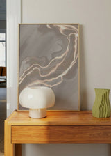 Wandbild mit fließenden abstrakten Formen in Beige, Taupe, Sand und warmem Weiß, mit geschwungenen hellen Linien und sanfter Komposition im modernen abstrakten Stil. Erhältlich auf kudeko.com