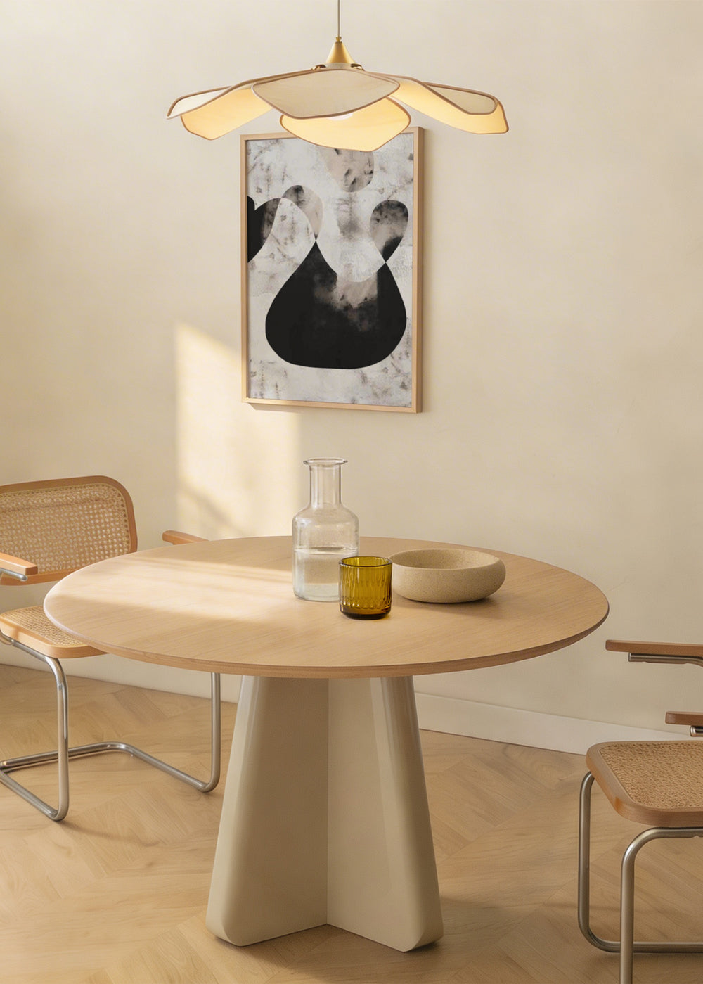 Cuadro decorativo de estilo minimalista y abstracto colocado en salón, composición abstracta orgánica en tonos neutros, modelo Neutral Love 05