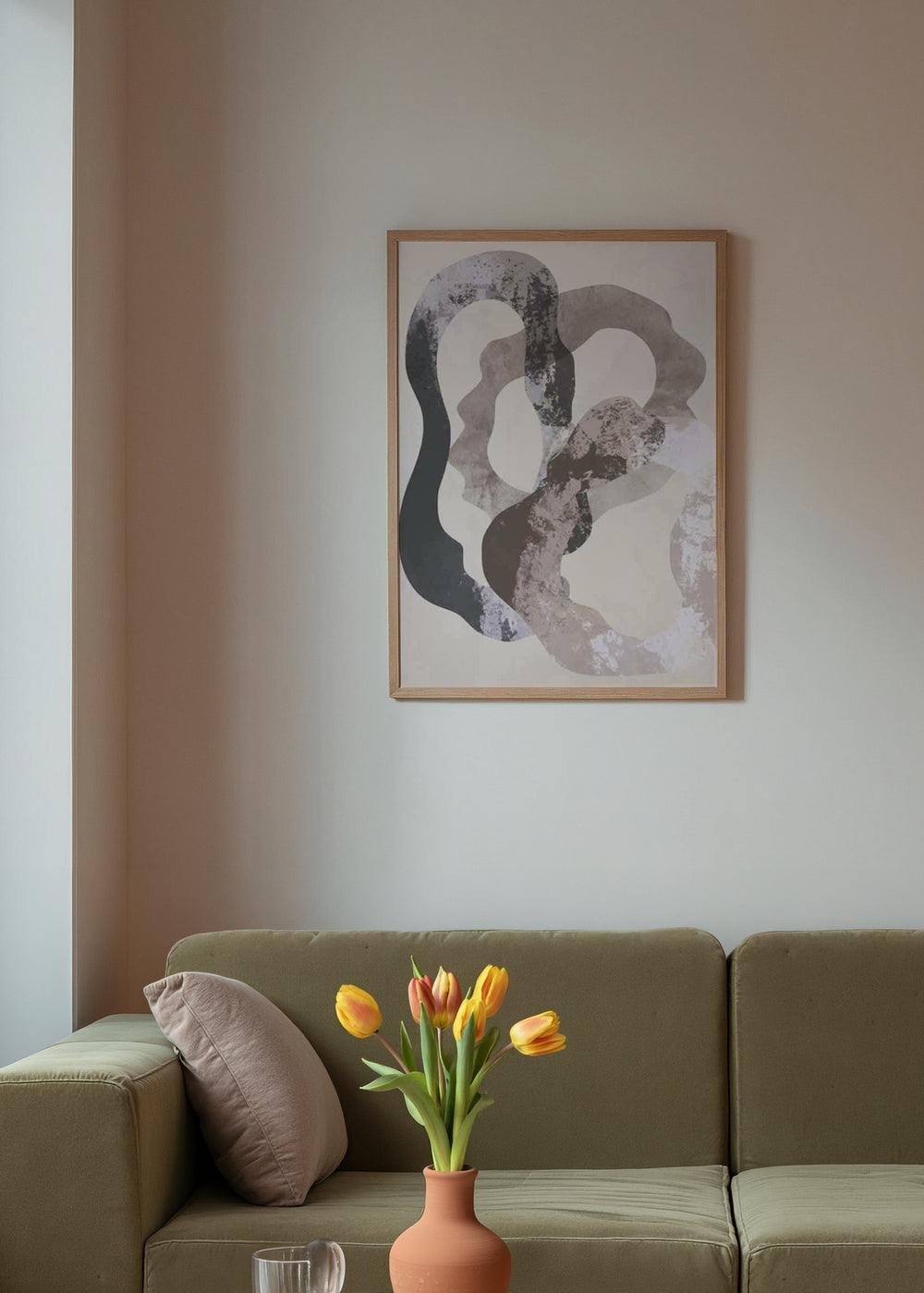 Wandbild mit verflochtenen abstrakten organischen Formen in Beige, Taupe, sanftem Schwarz und Off-White, im modernen reduzierten Stil für eine harmonische Wandgestaltung. Erhältlich auf kudeko.com