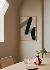 Tableau avec formes abstraites noires, touches grises douces, ligne fine irrégulière, fond beige clair et style abstrait contemporain épuré. Disponible sur kudeko.com