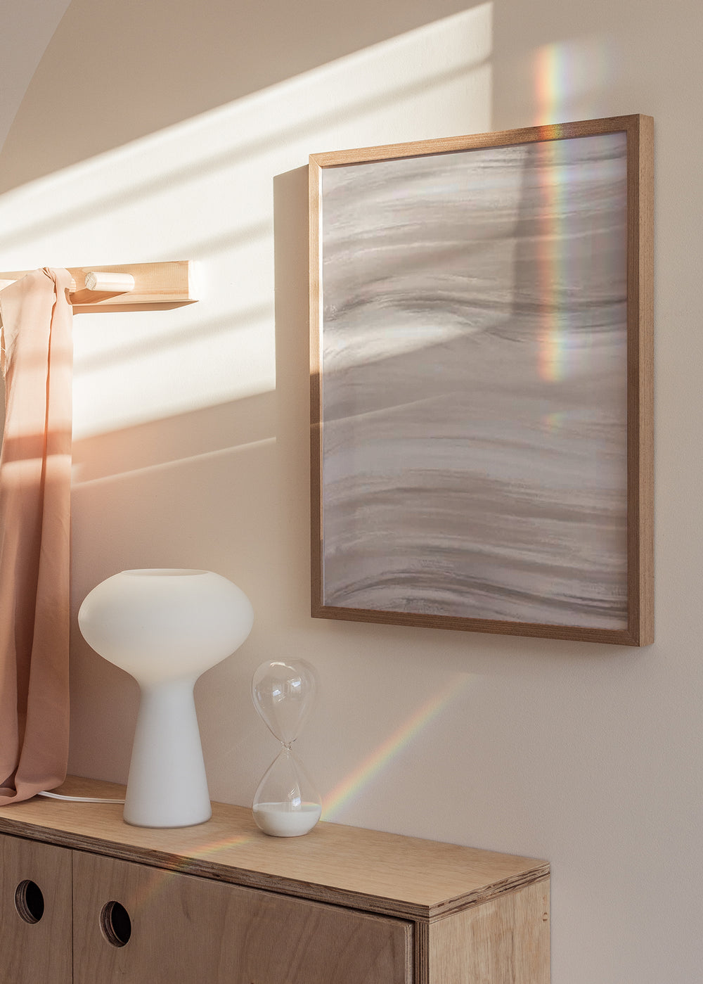 Gerahmtes Wandbild mit abstrakter Komposition aus weichen Wellen in Beige, Sand, Weiß und Hellgrau, in einem ruhigen und ausgewogenen abstrakten Stil. Erhältlich auf kudeko.com