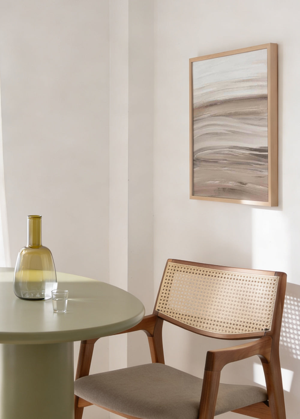 Cuadro decorativo de estilo minimalista y abstracto colocado en salón, composición abstracta en tonos neutros, modelo Neutral Love 13