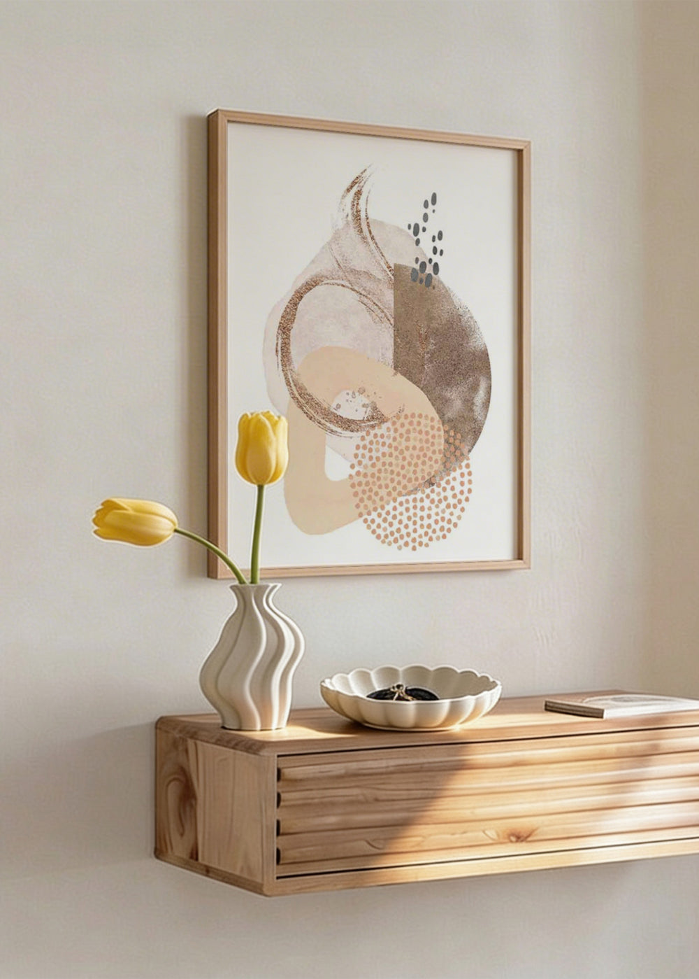 Gerahmtes Wandbild mit abstrakter Komposition aus organischen Formen in Beige, Sand, Taupe, sanftem Kupfer, schwarzen Punkten und weißem Hintergrund im reduzierten Stil. Erhältlich auf kudeko.com