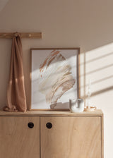 Tableau avec composition abstraite de larges gestes en beige, sable, blanc cassé et rose poudré sur fond clair, dans un style abstrait doux et contemporain. Disponible sur kudeko.com