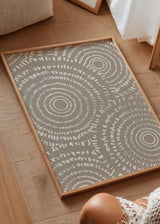 Cuadro decorativo de estilo minimalista y abstracto colocado en salón, círculos orgánicos en tonos nude, modelo Nude Cercles