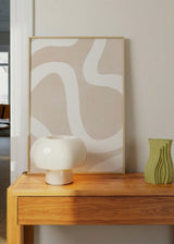 Quadro com linhas orgânicas brancas sobre fundo bege, areia e creme, curvas amplas e composição suave de estilo minimalista para decoração de parede. Disponível em kudeko.com