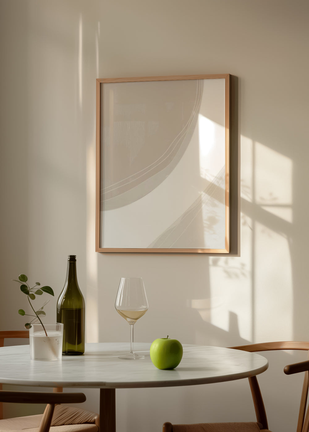 Tableau abstrait encadré avec formes courbes superposées en beige, sable et blanc cassé, lignes fluides et style minimaliste pour décoration murale. Disponible sur kudeko.com