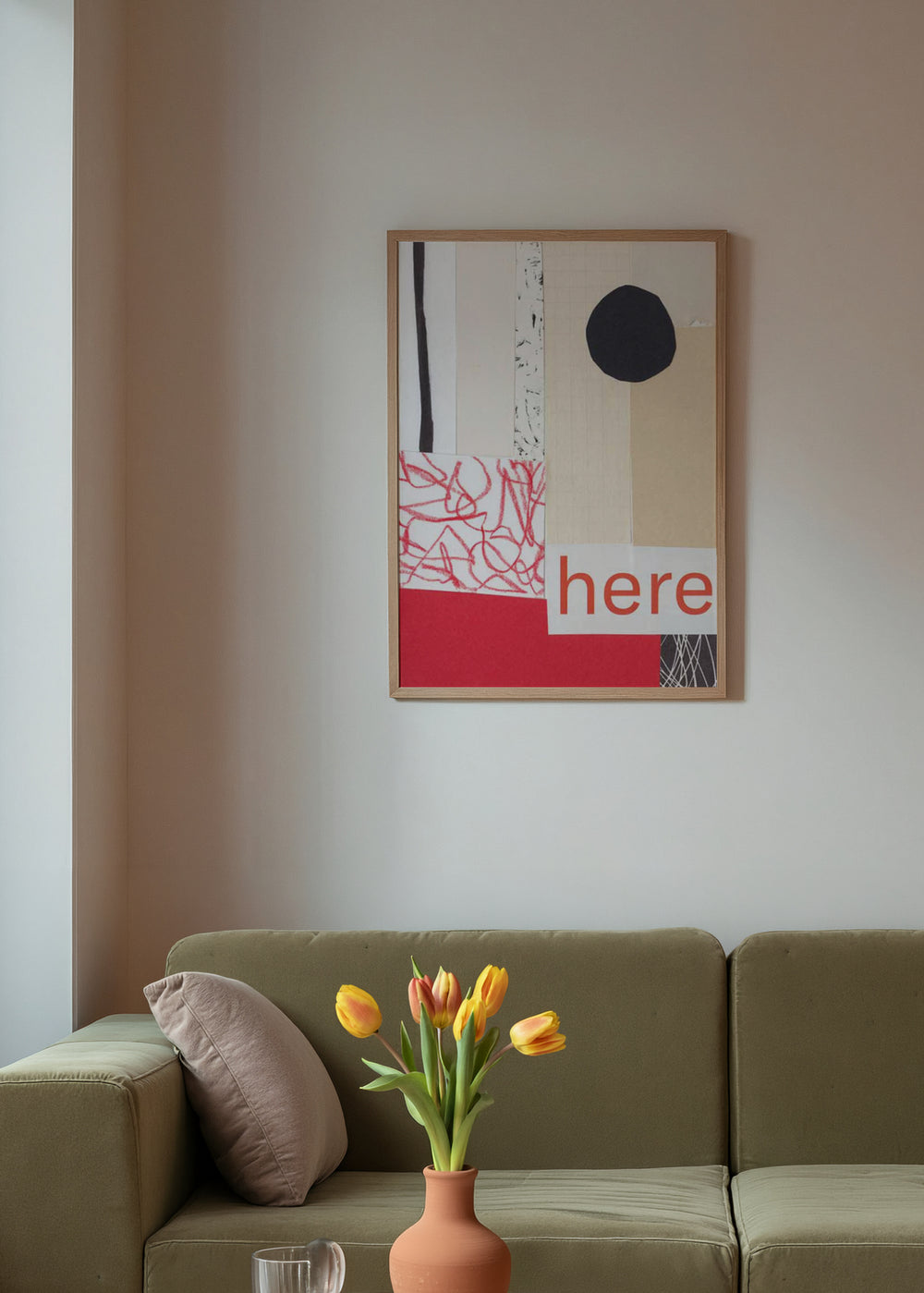 Wandbild mit abstrakter Komposition in Beige, Weiß, Rot und Schwarz, unregelmäßiger Kreisform, geometrischen Blöcken, roten Linien und dem Wort here im zeitgenössischen abstrakten Stil. Erhältlich auf kudeko.com