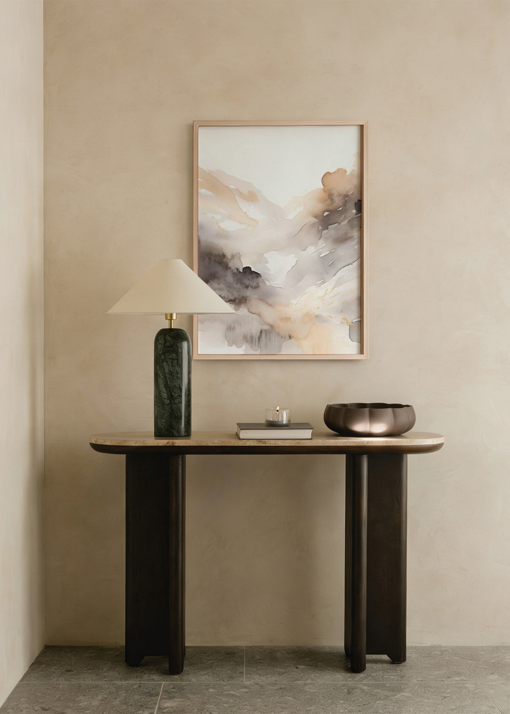 Tableau avec paysage abstrait de montagnes diffuses, brume claire et vallée lumineuse en beige, sable, gris fumée et blanc, dans un style abstrait épuré. Disponible sur kudeko.com