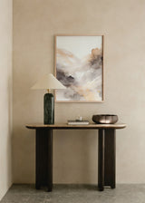 Tableau avec paysage abstrait de montagnes diffuses, brume claire et vallée lumineuse en beige, sable, gris fumée et blanc, dans un style abstrait épuré. Disponible sur kudeko.com