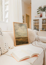 Tableau de paysage abstrait avec ciel brumeux, horizon ouvert et plaine en beige, sable, ocre et brun foncé, dans un style abstrait aux lignes douces et naturelles. Disponible sur kudeko.com