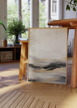 Tableau avec paysage abstrait de montagnes diffuses dans la brume, en beige, blanc cassé, gris fumée, noir et touches dorées, dans un style abstrait apaisé. Disponible sur kudeko.com