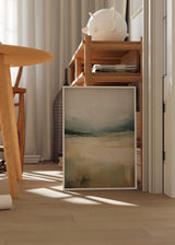 Tableau avec paysage abstrait, horizon diffus, ciel brumeux et surface lumineuse en beige, crème, bleu gris et sable, dans un style abstrait élégant. Disponible sur kudeko.com