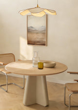 Tableau encadré de paysage avec montagnes brumeuses et vaste plaine, dans des tons sable, beige, gris doux et brun clair, au style nature et paysage. Disponible sur kudeko.com