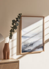 Wandbild mit nebligem Horizont, sanften Hügeln, diffusem Nebel, Altweiß, Perlgrau und Graublau in einem reduzierten abstrakten Stil. Erhältlich auf kudeko.com